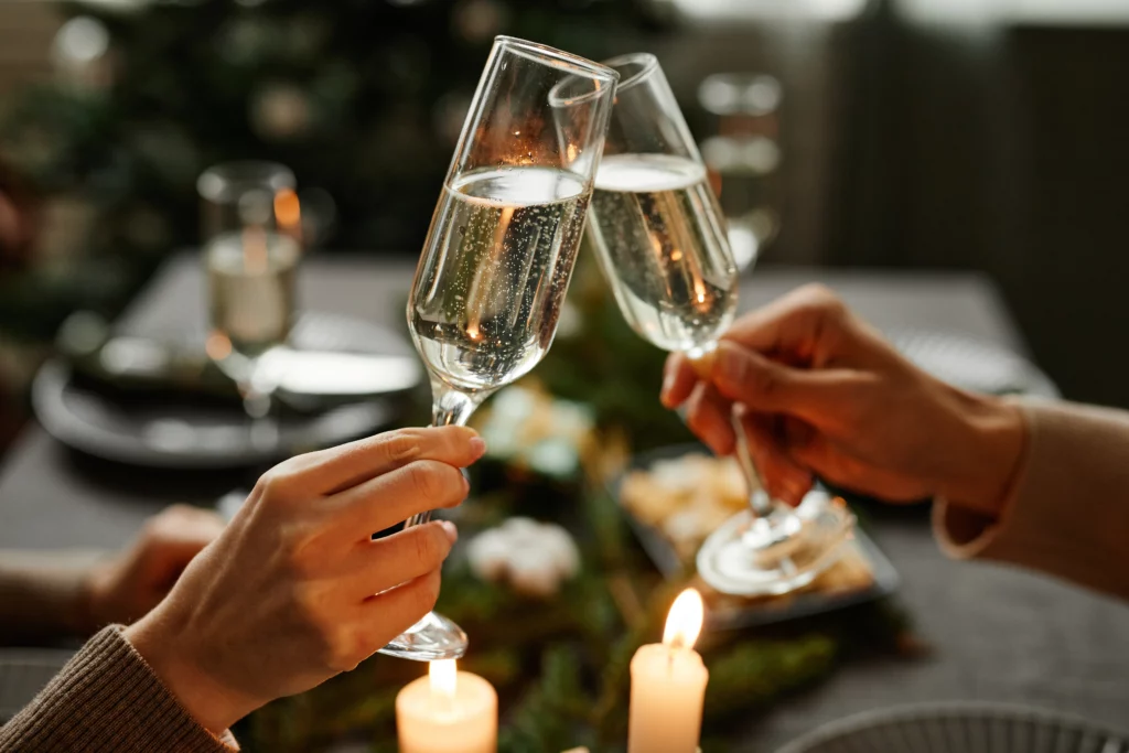 pareja brindando con champán en una cena con velas